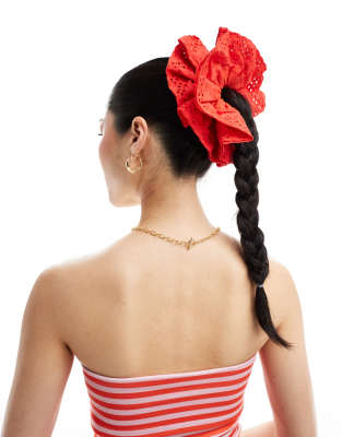 ASOS DESIGN - Scrunchie-Haargummi in Rot mit Lochstickerei-Design