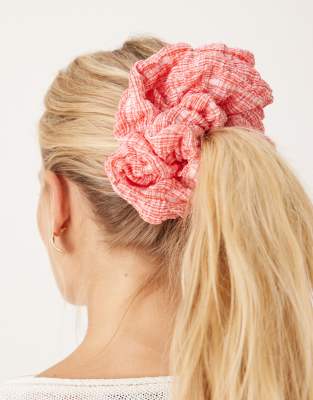 ASOS DESIGN - Scrunchie-Haargummi mit Blasenstruktur und kleinem Karomuster in Rot und Weiß