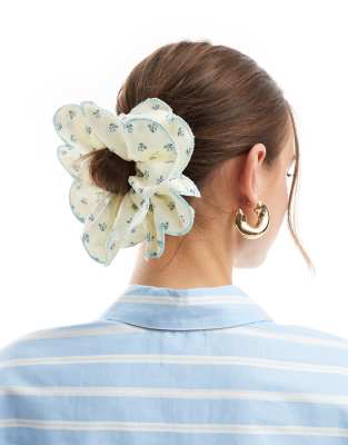 ASOS DESIGN - Scrunchie-Haargummi mit gerüschtem Muschelkantensaum und Blümchenmuster-Bunt