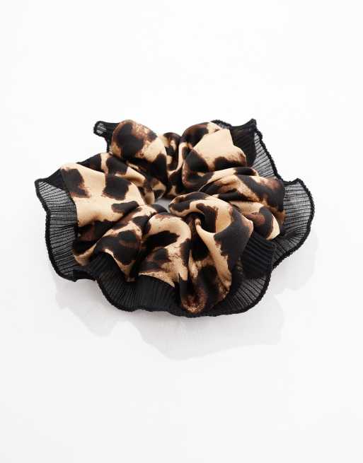 ASOS DESIGN – Scrunchie-Haargummi mit Leopardenmuster und farblich abgesetztem Rüschenrand, 2 von 4