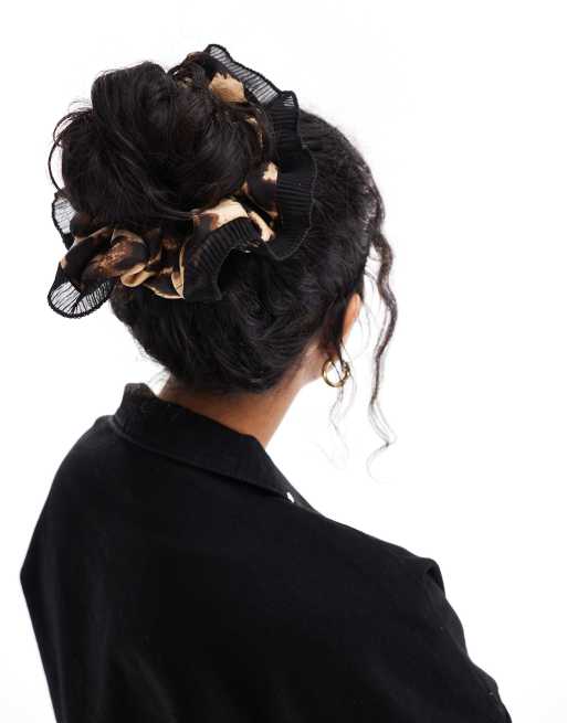 ASOS DESIGN – Scrunchie-Haargummi mit Leopardenmuster und farblich abgesetztem Rüschenrand, 3 von 4