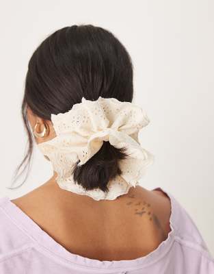 ASOS DESIGN - Scrunchie-Haargummi mit Lochmuster in Creme-Weiß