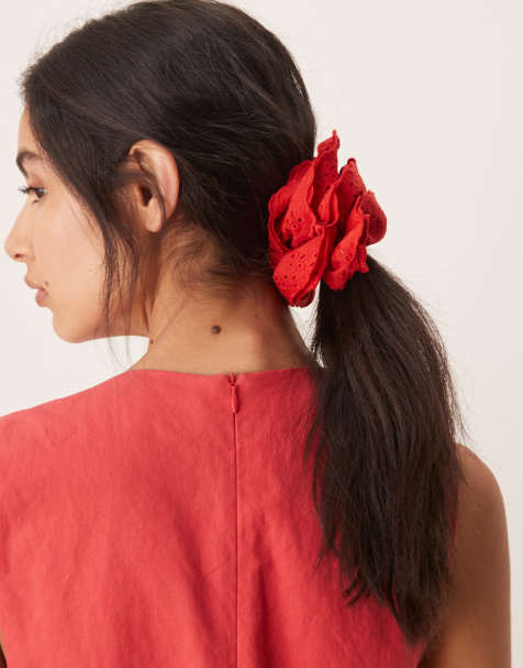 ASOS DESIGN – Scrunchie-Haargummi mit Lochmuster in Kirschrot - view 1