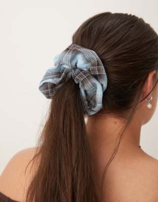 ASOS DESIGN - Scrunchie-Haargummi mit Schottenkaro in Blau und Braun
