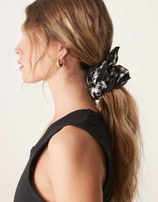 ASOS DESIGN - Scrunchie-Haargummi mit Vichy-Karo und farblich abgesetztem Rüschenrand-Bunt