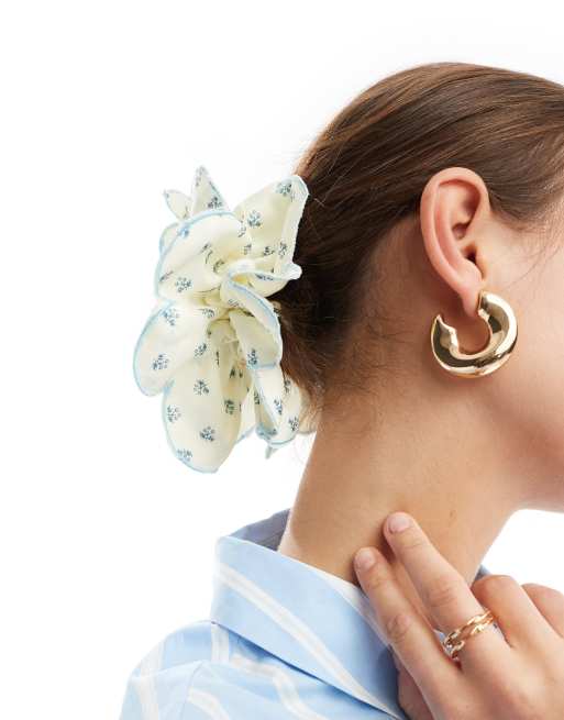 ASOS DESIGN scrunchie hair tie with frill scallop edge in ditsy floral, 2 of 4