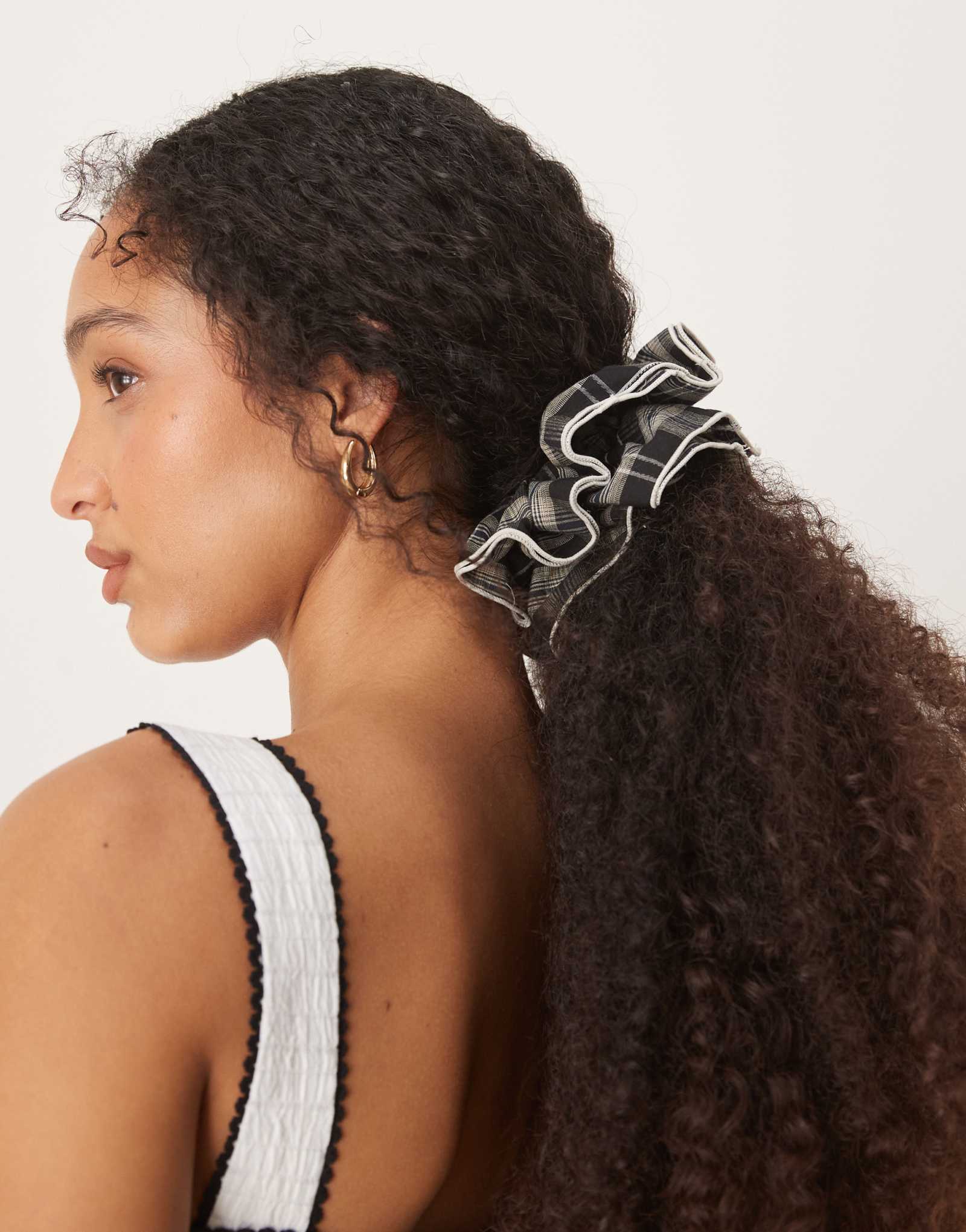 ДИЗАЙНЕРСКАЯ резинка для волос ASOS в черную клетчатую клетку
