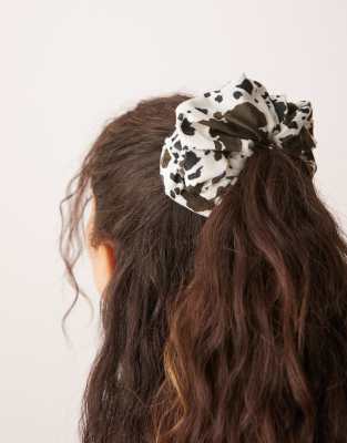 scrunchie in cow print-Brown
