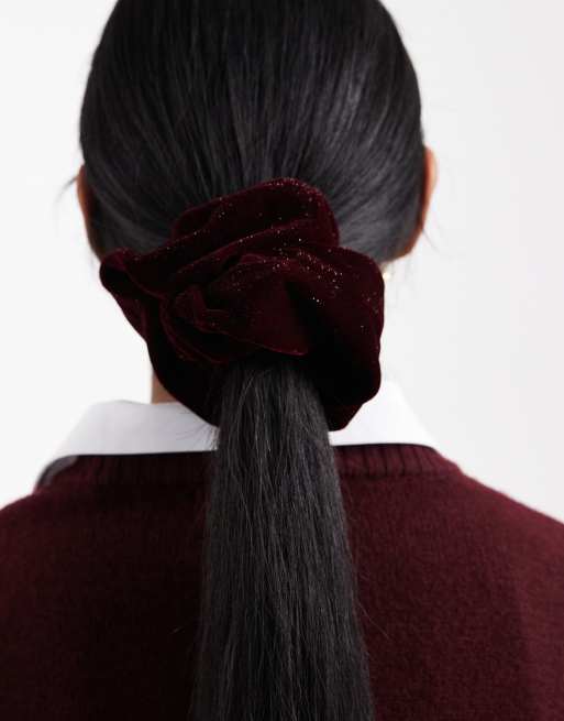 ASOS DESIGN - Scrunchie van fluweel met glitter in bordeauxrood, 2 van 3