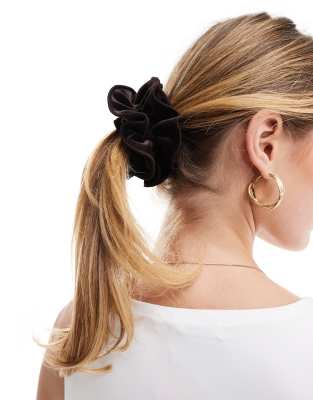 ASOS DESIGN - Scrunchie van fluweel met ruches in chocoladebruin