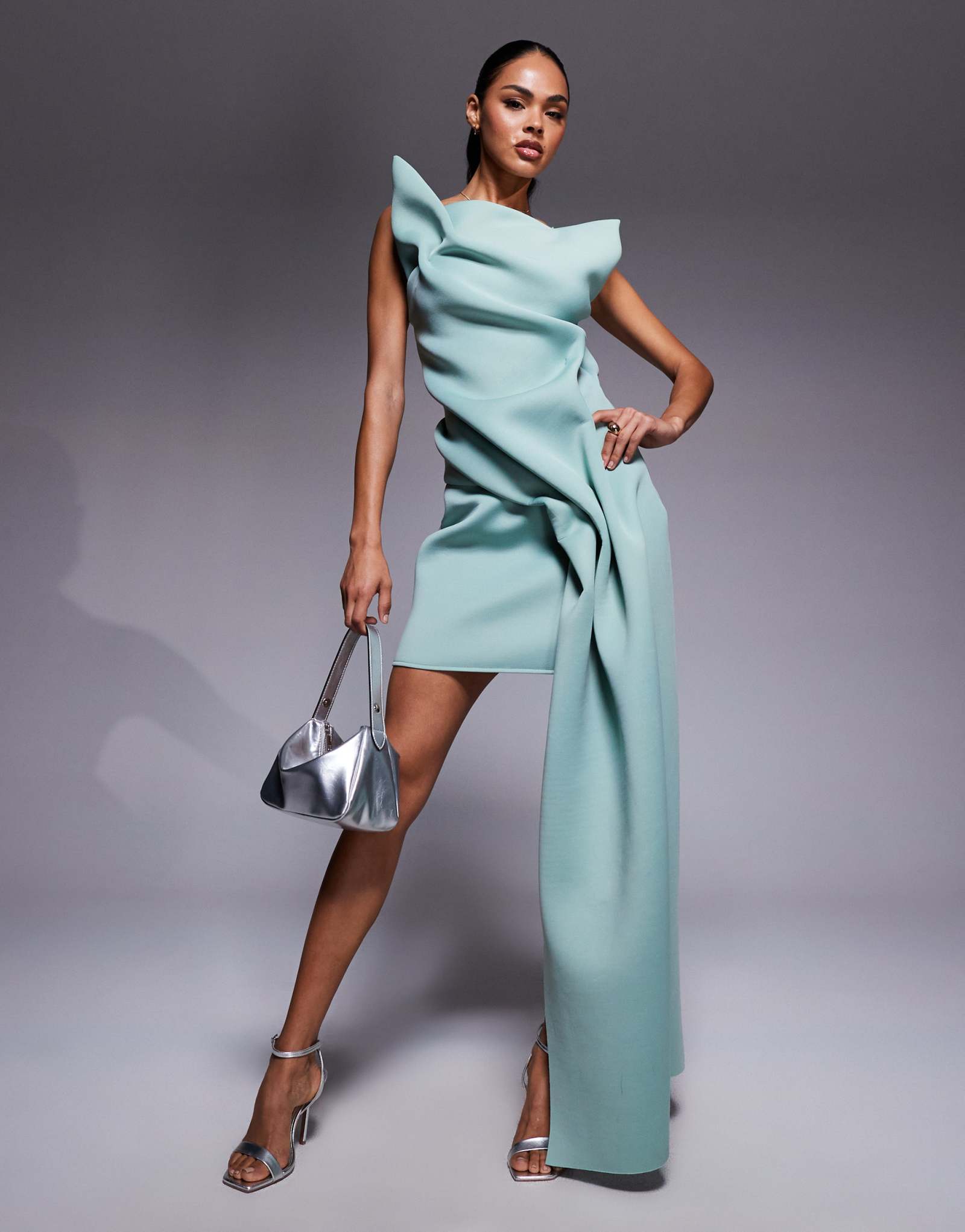 Мини-платье с открытыми плечами от ASOS DESIGN scuba, выполненное в шалфейно-зеленом цвете, украшено структурированными складками и поясом