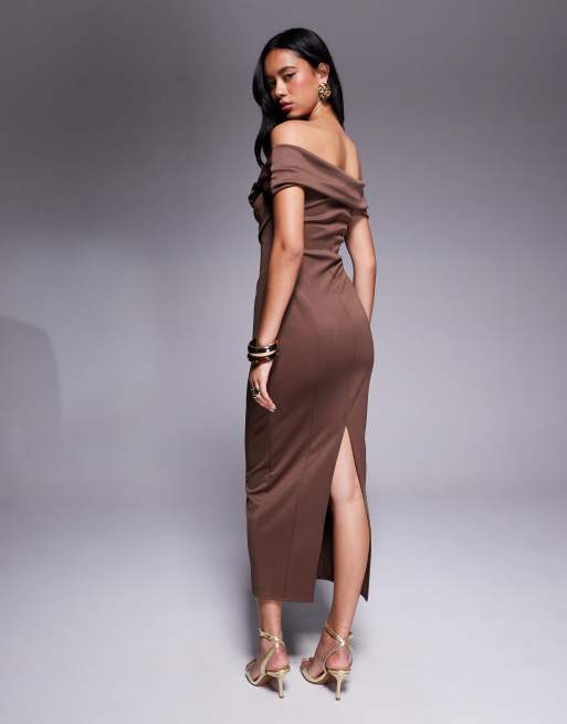 ASOS DESIGN - Robe fourreau mi-longue avec encolure bardot structurée et surpiqûres - Chocolat