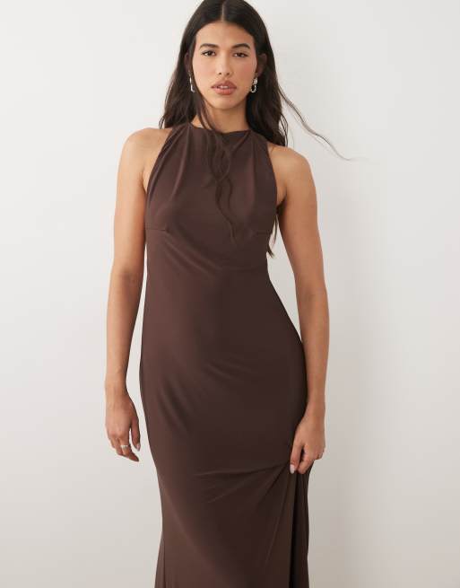 ASOS DESIGN sculpting hoogsluitende maxi jurk met open rug en biesdetail in chocoladebruin, 2 van 4