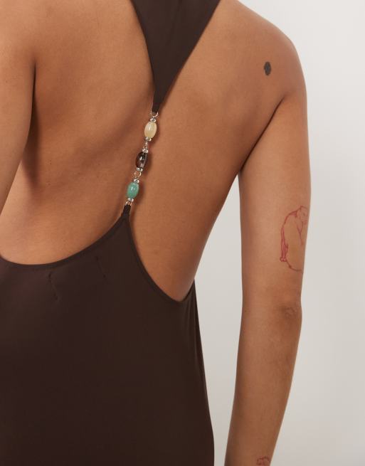 ASOS DESIGN sculpting hoogsluitende maxi jurk met open rug en biesdetail in chocoladebruin, 3 van 4