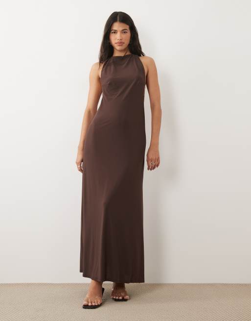 ASOS DESIGN sculpting hoogsluitende maxi jurk met open rug en biesdetail in chocoladebruin, 4 van 4