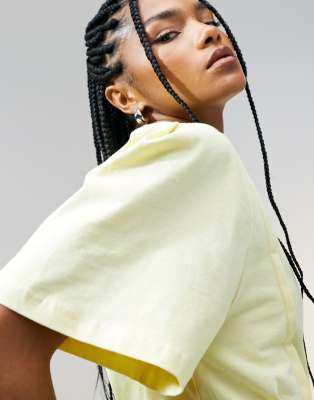 ASOS DESIGN - T-shirt met naden, korte mouwen en korset taille in zachtgeel