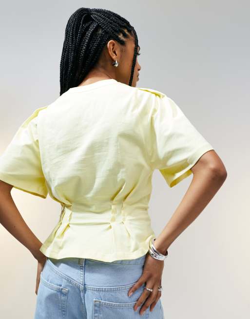 ASOS DESIGN - T-shirt met naden, korte mouwen en korset taille in zachtgeel