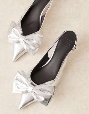 Thumbnail - ASOS DESIGN - Secret - Schuhe in Silber mit Fersenriemen, Schleife und Kitten-Absatz, weite Passform
