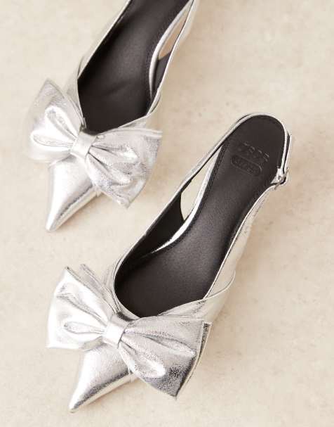 ASOS DESIGN – Secret – Schuhe in Silber mit Fersenriemen, Schleife und Kitten-Absatz, weite Passform - view 1