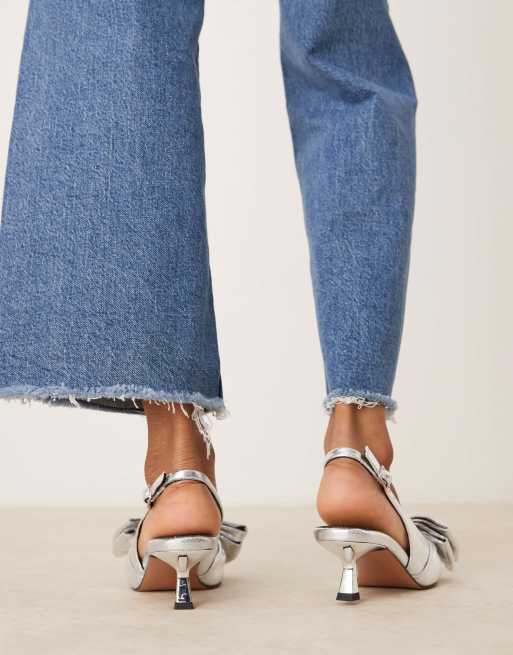 ASOS DESIGN – Secret – Schuhe in Silber mit Fersenriemen, Schleife und Kitten-Absatz, weite Passform, 3 von 4