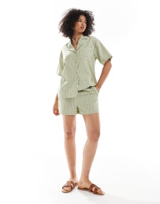 ASOS DESIGN - Seersucker-Boxershorts zum Hineinschlüpfen mit khaki Streifen, Kombiteil-Grün