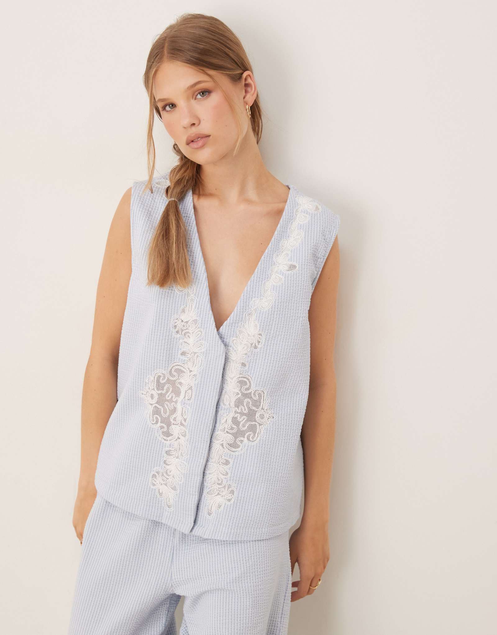 Жилет с вышивкой ASOS DESIGN seersucker
