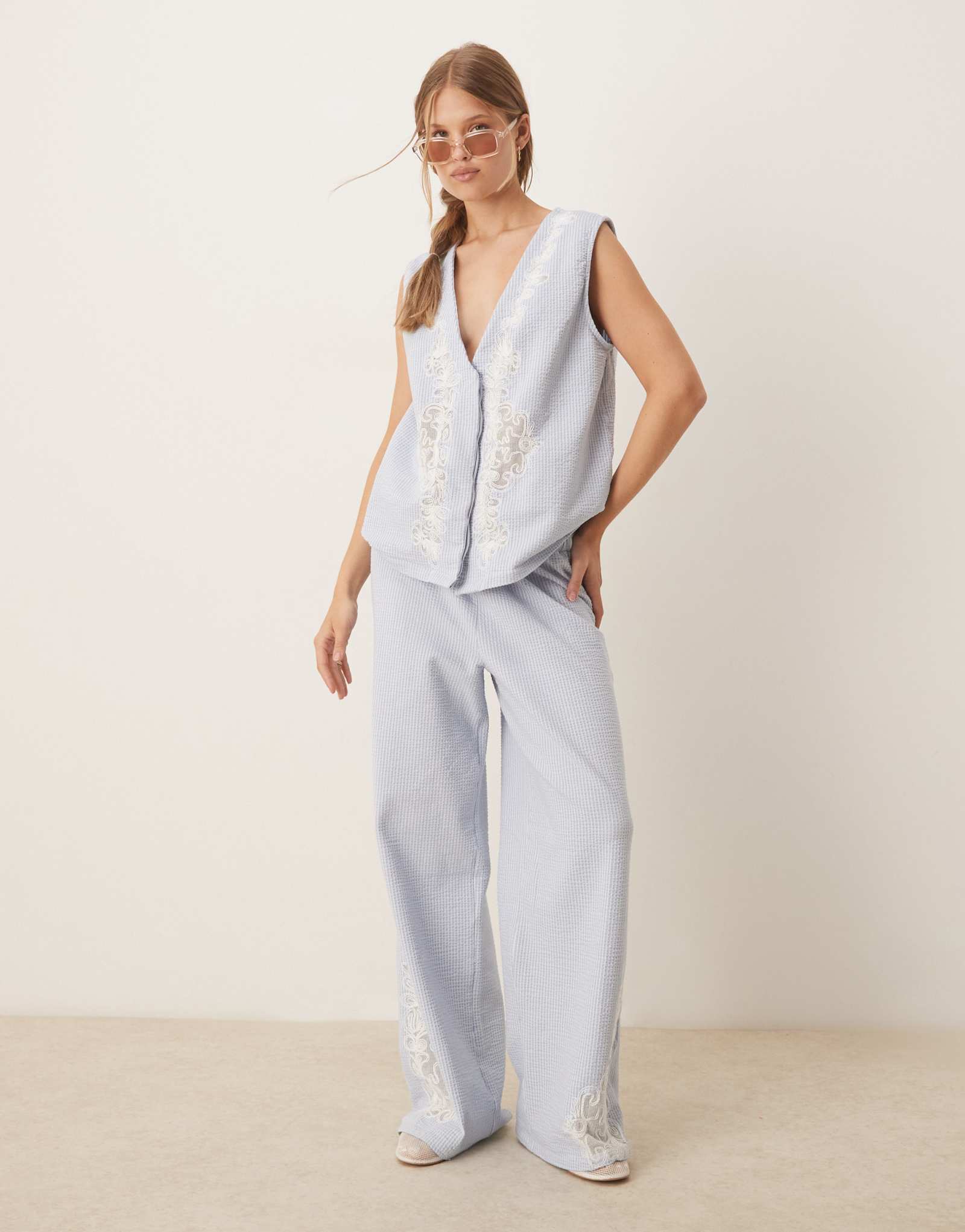 Широкие брюки в полоску с вышивкой ASOS DESIGN seersucker - часть комплекта