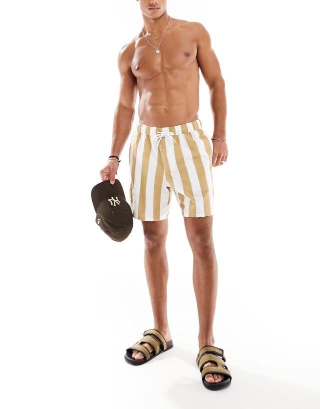 ASOS DESIGN - seersucker swim shorts in mid length in white and caramel stripe