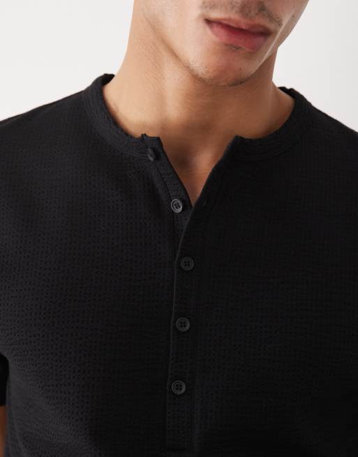 ASOS DESIGN – Seersucker-T-Shirt in Schwarz mit Henley-Ausschnitt und normalem Schnitt, 2 von 5