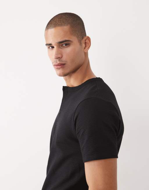 ASOS DESIGN – Seersucker-T-Shirt in Schwarz mit Henley-Ausschnitt und normalem Schnitt, 4 von 5