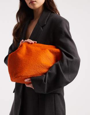 ASOS DESIGN - Sehr große Clutch aus Ponyfell in Orange-Rot