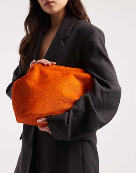 ASOS DESIGN – Sehr große Clutch aus Ponyfell in Orange - view 1