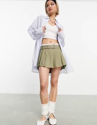 ASOS DESIGN - Sehr kurzer Skort in Khaki mit Falten und Schnalle-Grün