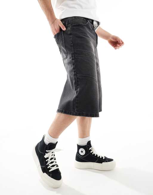 ASOS DESIGN – Sehr lange Jeans-Jorts in verwaschenem Schwarz mit Bahnendesign, 2 von 5