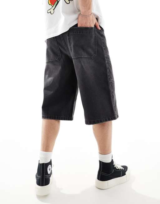 ASOS DESIGN – Sehr lange Jeans-Jorts in verwaschenem Schwarz mit Bahnendesign, 4 von 5