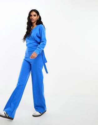 ASOS DESIGN - Sehr weiche Jogginghose in kräftigem Blau mit weitem Bein, Kombiteil