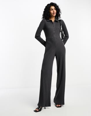 ASOS DESIGN - Sehr weicher, gerippter Jumpsuit in Anthrazit mit Knopfleiste-Grau