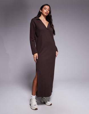 ASOS DESIGN - Sehr weiches Midi-Polokleid in Braun mit V-Ausschnitt-Brown