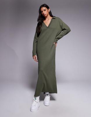 ASOS DESIGN - Sehr weiches Midi-Polokleid in Khaki mit V-Ausschnitt-Grün
