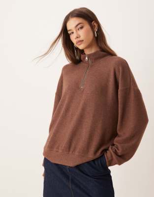 ASOS DESIGN - Sehr weiches Oversize-Sweatshirt in Schokobraun mit Kragen und kurzem Reißverschluss