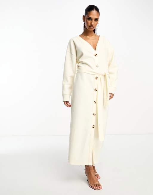 ASOS DESIGN – Sehr weiches, winterweißes Maxikleid im Strickjacken-Look mit Knopfleiste und Bindegürtel, 4 von 4