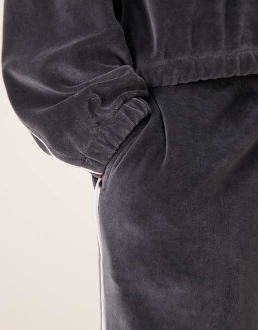 ASOS DESIGN – Sehr weite Jogginghose aus grauem Velours mit Paspelierung, Kombiteil, 5 von 5