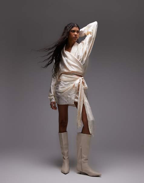 ASOS DESIGN – Seitlich gebundener Minirock in Ecru aus Satinjacquard - view 1
