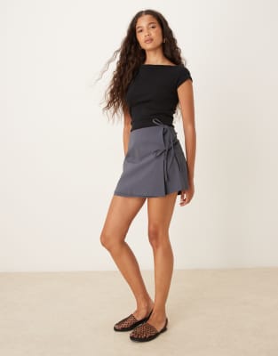 ASOS DESIGN - Seitlich gebundener Skort aus Bengaline in Anthrazit-Grau