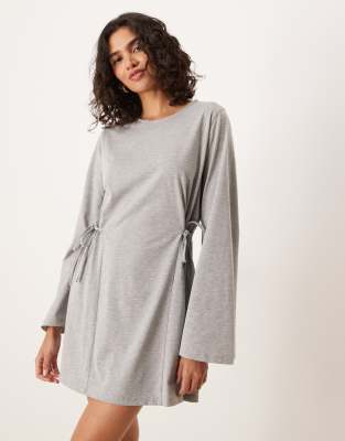 ASOS DESIGN - Seitlich gebundenes, langärmliges Minikleid in Grau mit tailliertem Schnitt