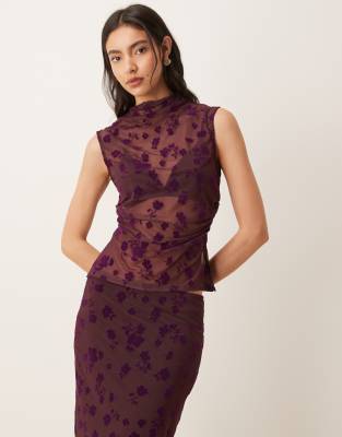 ASOS DESIGN - Seitlich gerafftes Oberteil in Feige mit Stehkragen und beflocktem Blumenmuster-Lila