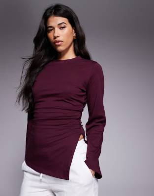ASOS DESIGN - Seitlich tailliertes, asymmetrisches Shirt in Weinrot