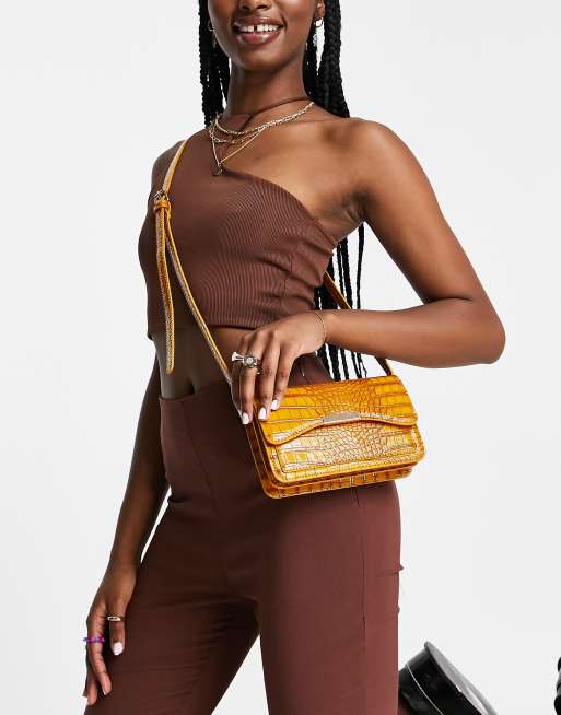 ASOS DESIGN – Senapsgul krokodilskinnsmönstrad axelremsväska med avlångt lås 