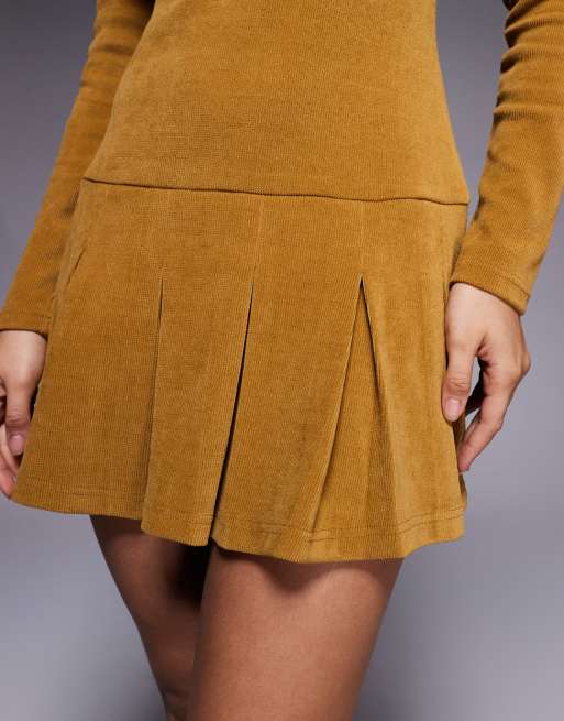 ASOS DESIGN – Senapsgul miniklänning i manchester med sänkt midja och veckad kjol, 3 av 4
