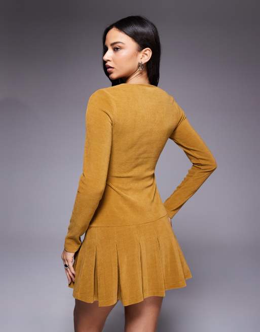 ASOS DESIGN – Senapsgul miniklänning i manchester med sänkt midja och veckad kjol, 4 av 4